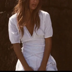 Vit zara klänning - Säljer denna supersöta klänning från Zara i storlek S. Använd endast 1 gång