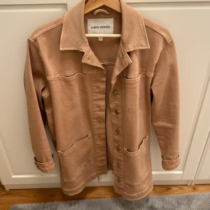 Carin Wester jeansjacka  - Carin Wester jeansjacka i färgen puderrosa  Sparsamt använd  Storlek S 