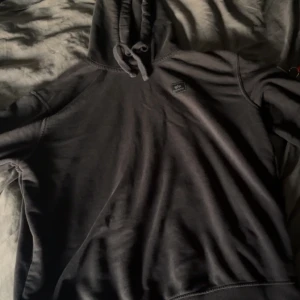 Alpha Industries Hoodie - Säljer nu denna hoodien som inte längre kommer till användning, fint skick i storlek M!