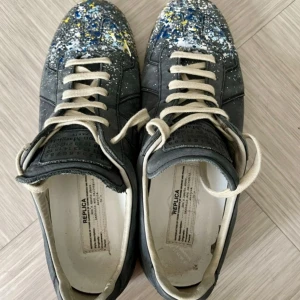 Maison margiela Gats - Säljer de här unika paint splatter gatsen som är i ett gott skick förutom lite slitage inuti skon vid hälen🤝🏻 Skick: 8/10 Inget og medföljer 