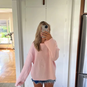 Söt rosa stickad tröja 💗 - Strl L, men sitter ungefär som en S. Lite nopprig o finns liten fläck, men den märks inte och jag har inte försökt att få bort den 💗