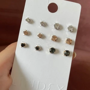 Set med örhängen - ett set med sex par örhängen, blandning mellan guld och silver. aldrig använda!! 💗💗💗