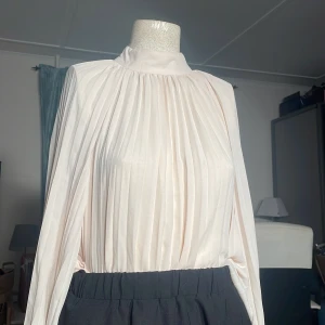 Cremevit blus - Superfin blus i mycket bra skick från HM storlek M 