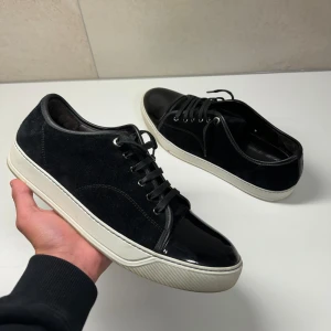 Lanvin - Nu säljer vi dessa schyssta Lanvins!🙌🏼 Ny pris: ca 5500kr Vårat pris: 2599kr✌🏼 Skick:9,5/10 Storlek uk 11, men passar 44! Hör av er vid frågor// rexresell 😁