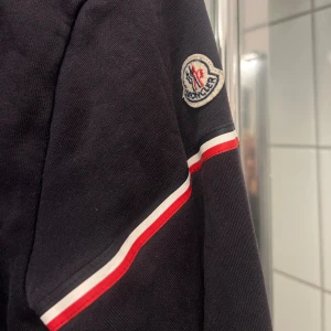 Moncler hoodie - Moncler hoodie i storlek S, unisex. Lite urtvättad annars fin, därav billigare pris. Självklart äkta