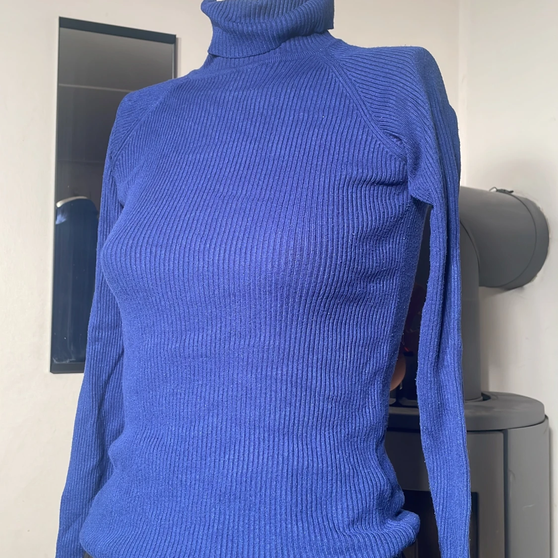Blå ribbad tröja med polokrage