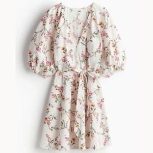 Blommig kortklänning med puffärmar - Väldigt fin klänning från HM som är slutsåld. Klänningen är oanvänd och har lappar kvar💗