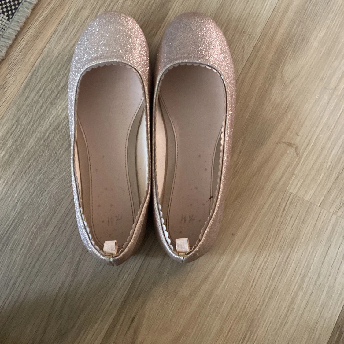 Glittriga ballerinaskor från H&M