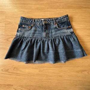 Lågmidjad jeanskjol - Säljer denna skitsnygga jeanskjol jag sytt själv från ett par jeans. Midjemått rakt över: 38cm, längd: 32cm. Skriv för fler bilder, frågor och prisförslag💕💗