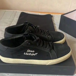 Saint Laurent skor - Ganska bra skick. Det finns en väldigt liten defekt på sidan av ena skon men den syns knappt och påverkar inte användningen. rivningarna är design.  Låda, dustbag samt autenticitetskort medföljer. Tveka inte att höra av dig vid eventuella frågor.