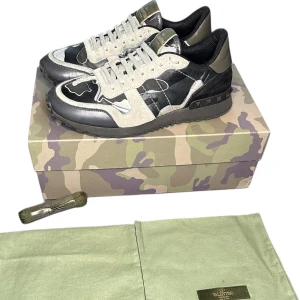Valentino rockrunners - Eftertraktade Valentino rockrunners perfekta till höst/vinter. Storlek 41 kan passa storlek 42 Skick 7/10 | Nypris 7000 | box, dustbags och laces medföljer.