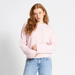 Ljusrosa stickad tröja Signe - Superfin ljusrosa stickad tröja som är perfekt för kyliga dagar. Den har en avslappnad passform och långa ärmar, vilket gör den både bekväm och stilren. Passar perfekt till jeans för en casual look. Ett måste i garderoben för höst och vinter! Lager 157 modell Signe  helt ny med prislapp