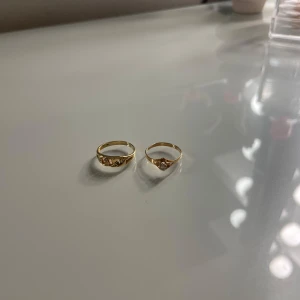 Äkta guld ringar - Äkta guldringar!! 😇 Vet ej märke eller inköps pris men tar emot prisförslag. Annars säljer jag på runt 200kr styck ❤️