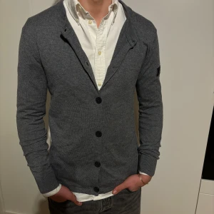 Grå kofta från Balr S - Grå kofta från märket balr i storlek S. Bra använt skick, inga defekter. Modell på bild är 182/67kg. Hör av dig vid eventuella frågor! Mvh CAVI