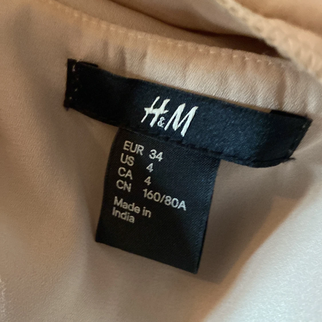 Beige klänning med paljettdetaljer - 93