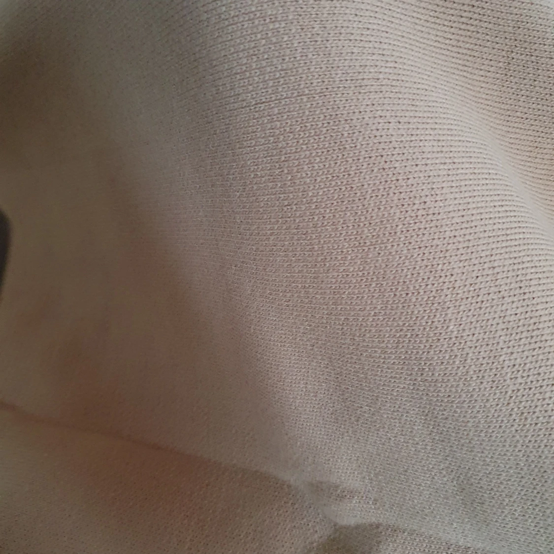 Beige klänning med pärldetaljer - 92