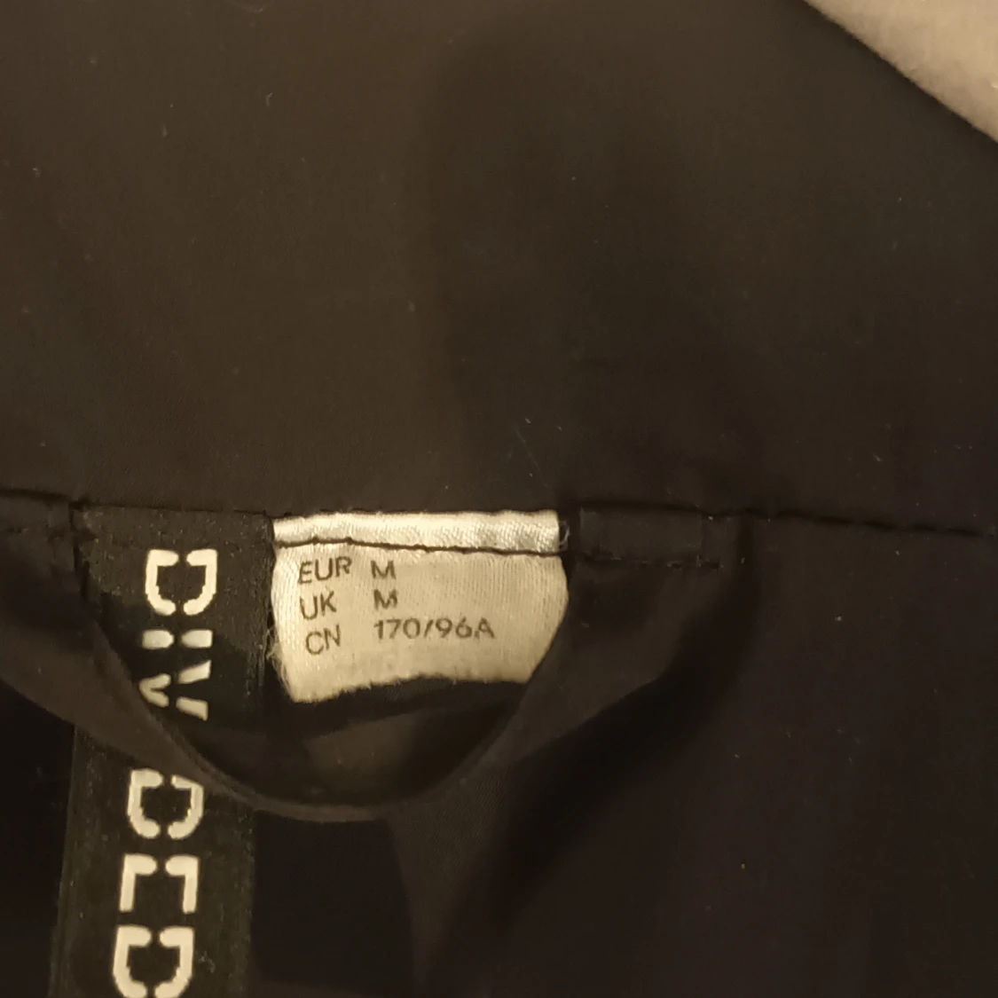 Svart pufferjacka från Divided - 91