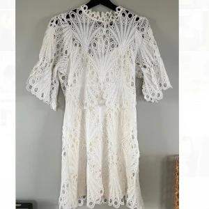 Studentklänning  - Min magiska studentklänning🙏🏼🙏🏼 Klänningen är i storlek L men skulle säga att de är en S/M då underklänningen är en separat klänning i S/M👌🏼 