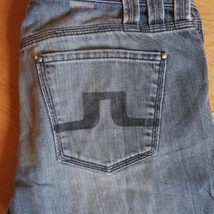 J.Lindeberg jeans  - Unika J.lindeberg jeans som jag aldrig sett nån annan bära gott skick men lite små slitningar längst ner men inga större problem eller nått som syns.  W31 L32 