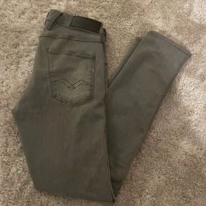 Grå jeans från Replay - Säljer ett par grå Replay Anbass jeans i slim fit. De är i mycket bra skick och har en snygg passform. Storlek 29-30, nypris 1200, skriv vid eventuella frågor.