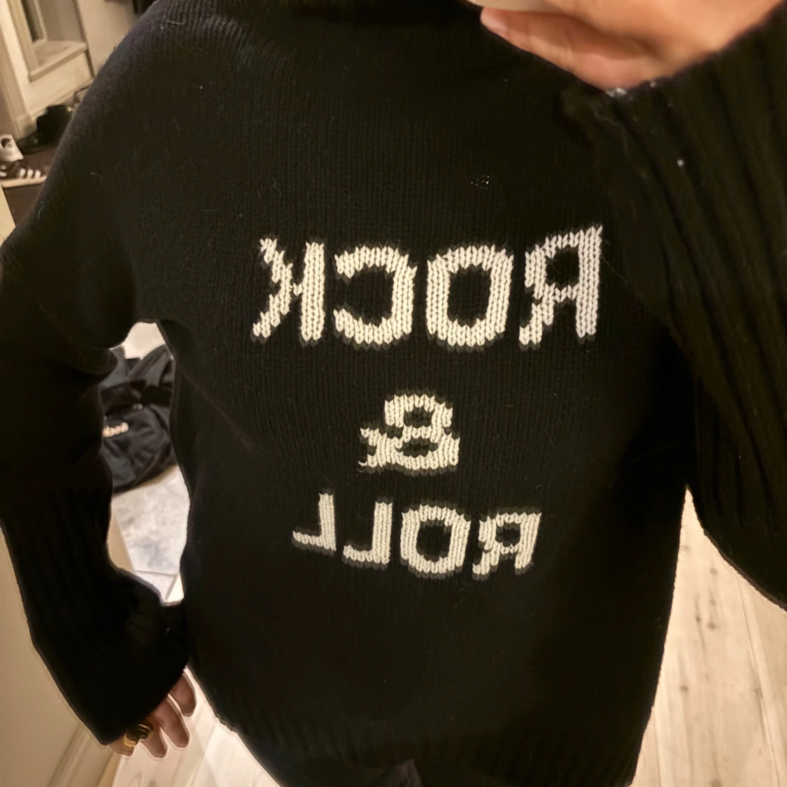 Svart polotröja med text - 1