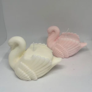 Svan - Soja ljus i form av en svan. Färg kan anpassas och doft kan läggas till☺️dessa väger upp till 90 gram 