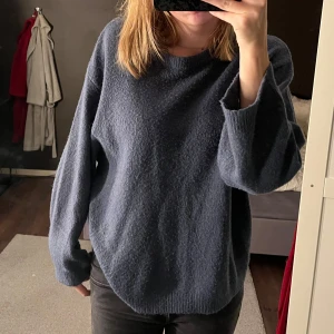 Blå stickad tröja - Mysig mörkblå stickad tröja från lager 157 perfekt nu till höst och vinter. Lite oversized passform i supermjukt material och långa armar. Skriv vid vidare frågor eller funderingar 💙
