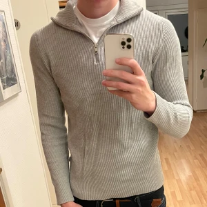Stickad quarterzip - Säljer en stilren grå ribbad zip från Jack & Jones premium i storlek M. Tröjan har en dragkedja vid halsen och är perfekt för både vardag och lite finare tillfällen. Den är långärmad och gjord i ett mjukt material som håller dig varm under kyliga dagar. Nypris 600:- mitt pris 349:- 