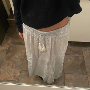 Ljusblå långkjol med tofsar - Säljer en superfin ljusblå långkjol med en elastisk midja. Perfekt för sommaren💕     Bra skick, knappt använd. Köpt på Gina Young 