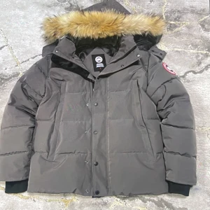 Canada goose wyndham parka - En nya canada goose wyndham parka(grå färg), var inte helt min stil så jag säljer den. Ny ✅ Passar S samt M ✅ Passar perfekt till kommande vintern✅ Priset är inte hugget i sten( går att diskutera) Mvh seller 👍