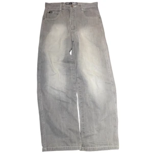 Southpole baggy jeans - ☄️HELT SJUKA southpole baggy jeans☄️  ⁉️LÄGG BUD⁉️ 🌋jeansen är i bra skick förutom en liten skada på lappen (sista bilden)🌋 🔥sitter som size 31/32🔥lowballa inte, ställ frågor i dm‼️ 💥Sedd på Jesse pinkman💥