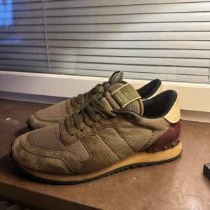 Valentino rockrunners  - Rockrunners perfekt till vintern, storlek 42 men passar även 43. Fint skick, endast skorna. Kontakta mig vid ytligare frågor!
