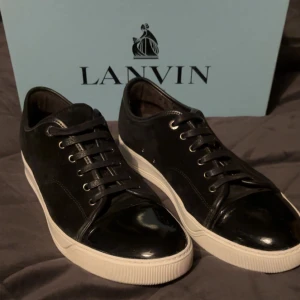 Lanvin’s - Säljer ett par stilrena svarta Lanvin’s i mycket bra skick. Skorna har en snygg kombination av skinn och mocka med en vit sula som ger en fräsch kontrast. Perfekta för både vardag och fest! Priset går att diskutera! Hör gärna av dig vid frågor och funderingar. Mvh EAresell☺️