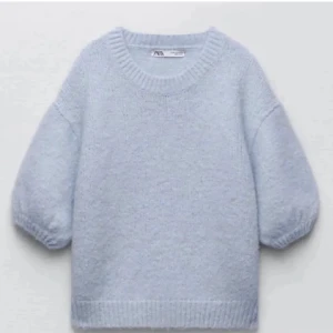 Ljusblå stickad tröja från Zara - Superfin ljusblå stickad tröja från Zara köpt här på Plick för 300kr❣️den är lite nopprig men ändå väldigt fin, skriv för egna bilder 🥰🥰 pris går att diskutera❣️