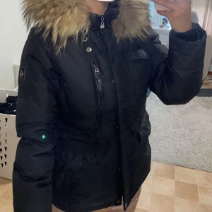 Hollies jacka livingo - Bra skick inga skador köpt på hollies butiken. Stor päls. I storlek 40 funkar för dig som storlek 38-40