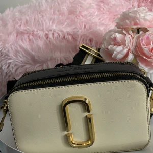 Beige axelväska från Marc Jacobs - Obs finns en repa på loggan, annars bra skick