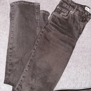 Grå jeans från Zara - Säljer ett par snygga grå jeans från Zara i storlek XS. De har en klassisk femficksdesign och är perfekta för både vardag och fest. Jeansen är i bra skick och har en normal passform. Perfekta för höst och vår!