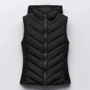 Zara Väst - Säljer min Zara väst som inte säljs längre, säljer den då den inte kommer till användning. Den är i storlek S och har inga tecken på användning som inte går att få bort i tvättmaskinen! Använd få gånger. Använd gärna köp nu funktionen💞