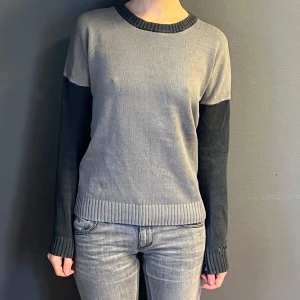 Grå och svart vintage tröja från Bench - Bra skick. Passar både som oversized och TTS medium