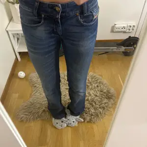 Säljer ett par snygga blå jeans från Diesel i bra skick. De har en bootcut-stil och är lågmidjade med coola detaljer på bakfickorna. Perfekta för både vardag och fest! Bilden är i 0,5 därav att byxorna ser väldigt högmidjade ut men om ni kollar på andra saker jag säljer kan ni se att dom är lowwaist💓🥳pris kan diskuteras (original pris 1400)