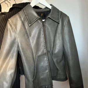 Skinnjacka  - Skitsnygg grå skinnjacka i bra skick ❤️‍🔥❤️‍🔥skriv för frågor 