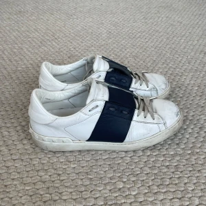 Valentino Garavani - Valentino Garavani äkta, bra skick men har synliga täcken på användning gör en egen bedömning av bilderna, storlek 43/5, byte öppet