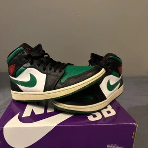 Nike Air Jordans  - Säljer ett par Nike Air Jordans i grön, svart och vit färgkombination. Skorna har klassisk snörning och är i mycket bra skick. Perfekta för både vardag och fest! Kommer i originalkartong. Pris kan diskuteras.