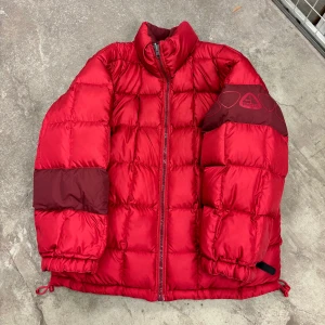 Vintage Nike ACG Puffer Jacka Dunjacka Röd Gorpcore Vinter Höst Jacket - Mycket bra skick