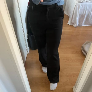 Kostymbyxor  - Säljer dessa snygga kostymbyxor från Vero Moda. Storleken är S/30, de är alltså korta i längden och passar perfekt om man är under 160 cm. De är i gott skick och passar till allt! 