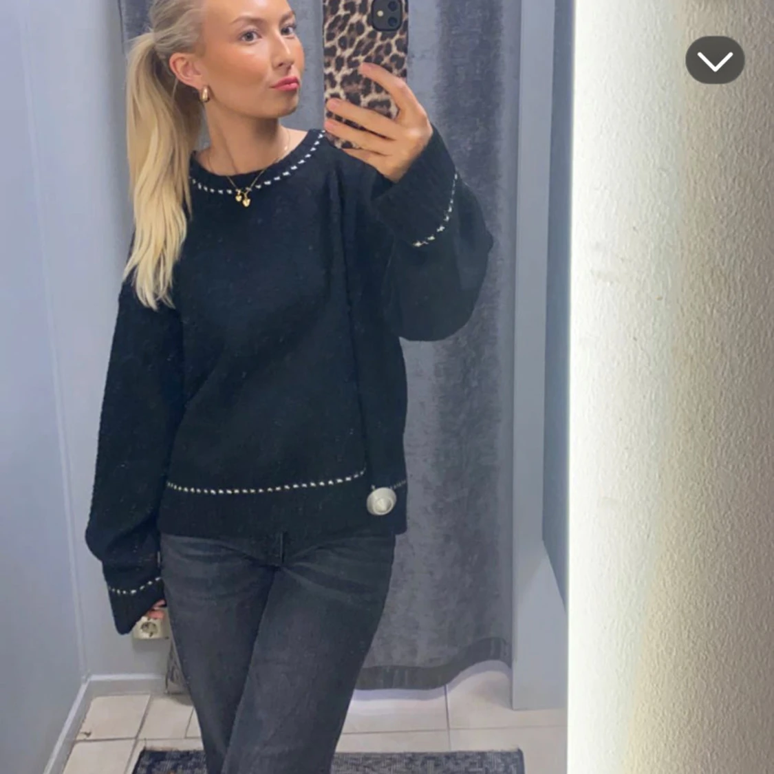 Svart tröja med vita sömmar