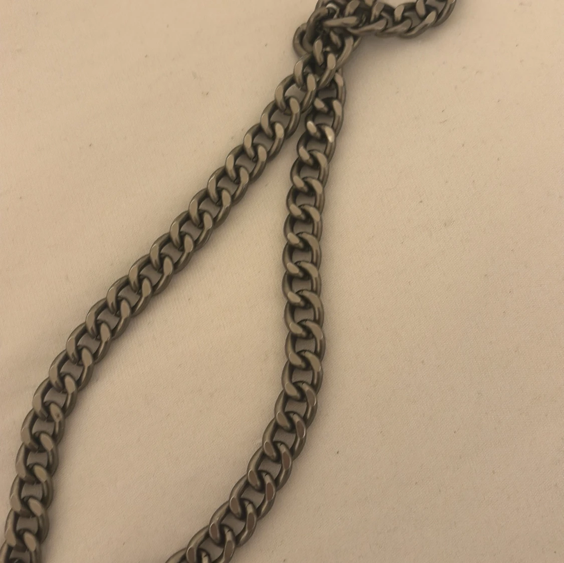 Beige axelväska med kedja - 92