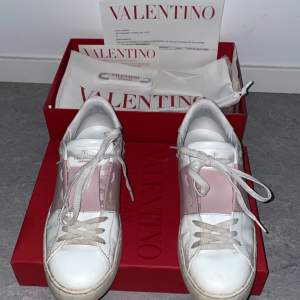 Säljer ett par snygga Valentino Garavani sneakers i vitt och rosa. De är i bra skick och kommer med originalförpackning och dustbag, + extra skosnören. Köpta för 7280kr. Använt ett par gånger men köpte nyligen. Säljer därav för 3350kr. Storlek 38 men passar 39. Dom har tecken på användning men är inte slitna / trasiga någonstrans.