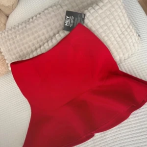 Röd kjol från NELLY - Säljer en superfin röd kjol från nelly . Den är i ett härligt material som känns både bekvämt och stilrent. Perfekt för både vardag och fest! Passar bra till en enkel topp eller en snygg blus. 🥰priset går att depatera❤️
