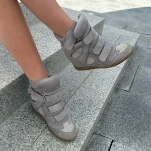 Isabel Marant liknande skor - Isabel Marant liknande skor som jag tyvärr säljer då jag inte använder så mycket längre. Super fina o passar perfekt till hösten🍁 Skriv för fler bilder! (Har en bus fläck på insidan som inte syns på utsidan)